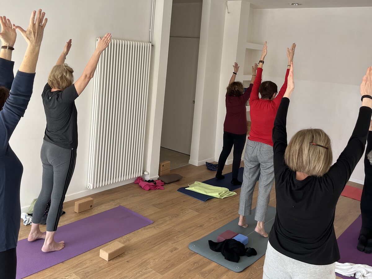 Una lezione di gruppo in corso nella sala dello Studio Amiseri