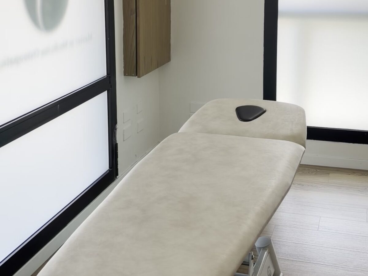 La sala trattamenti dello Studio Amiseri, con il lettino accanto alla vetrata